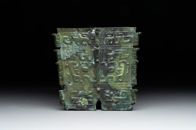 A Chinese archaic bronze ritual wine vessel, 'yi 彝', Shang