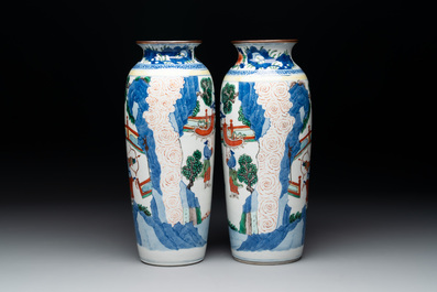 A pair of Chinese wucai 'Romance of the Three Kingdoms' rouleau vases, 19th C.