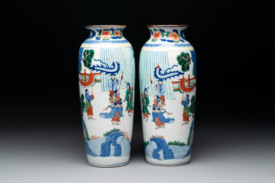 A pair of Chinese wucai 'Romance of the Three Kingdoms' rouleau vases, 19th C.