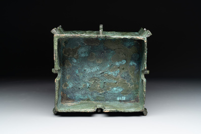 A Chinese archaic bronze ritual wine vessel, 'yi 彝', Shang