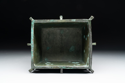 A Chinese archaic bronze ritual wine vessel, 'yi 彝', Shang