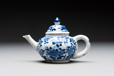 Eight Chinese blue and white cups, 14 saucers and four teapots, Kangxi/Qianlong