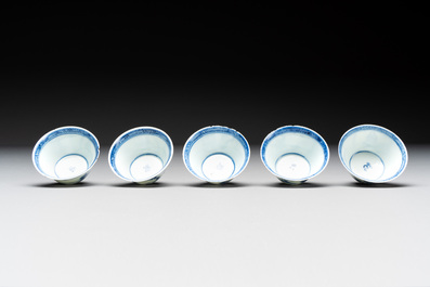 Eight Chinese blue and white cups, 14 saucers and four teapots, Kangxi/Qianlong