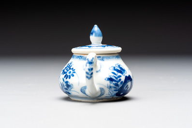 Eight Chinese blue and white cups, 14 saucers and four teapots, Kangxi/Qianlong