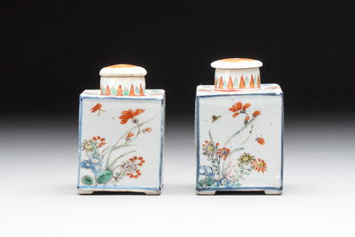 A pair of Chinese famille verte rectangular tea caddies and covers with fighting roosters, Kangxi