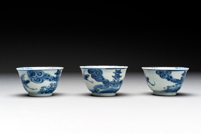 Eight Chinese blue and white cups, 14 saucers and four teapots, Kangxi/Qianlong
