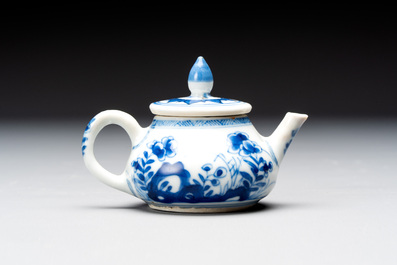 Eight Chinese blue and white cups, 14 saucers and four teapots, Kangxi/Qianlong