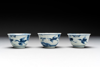 Eight Chinese blue and white cups, 14 saucers and four teapots, Kangxi/Qianlong