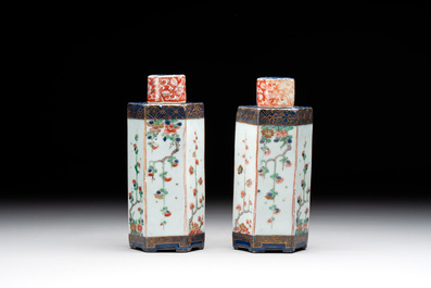 A pair of Chinese famille verte hexagonal tea caddies and covers with floral design, Kangxi