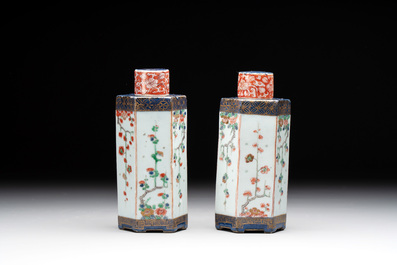 A pair of Chinese famille verte hexagonal tea caddies and covers with floral design, Kangxi