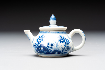 Eight Chinese blue and white cups, 14 saucers and four teapots, Kangxi/Qianlong