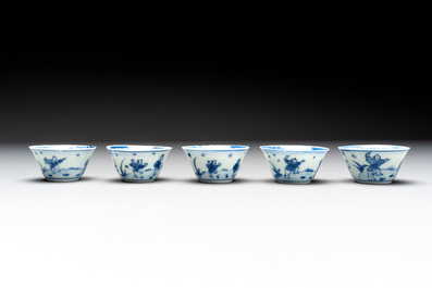 Eight Chinese blue and white cups, 14 saucers and four teapots, Kangxi/Qianlong