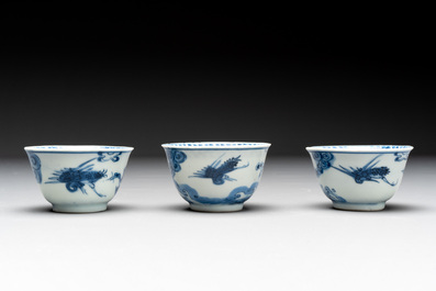 Eight Chinese blue and white cups, 14 saucers and four teapots, Kangxi/Qianlong