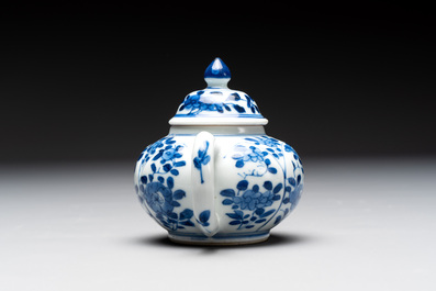 Eight Chinese blue and white cups, 14 saucers and four teapots, Kangxi/Qianlong