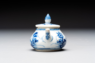 Eight Chinese blue and white cups, 14 saucers and four teapots, Kangxi/Qianlong