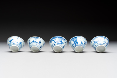 Eight Chinese blue and white cups, 14 saucers and four teapots, Kangxi/Qianlong