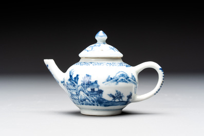 Eight Chinese blue and white cups, 14 saucers and four teapots, Kangxi/Qianlong