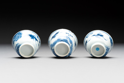 Eight Chinese blue and white cups, 14 saucers and four teapots, Kangxi/Qianlong