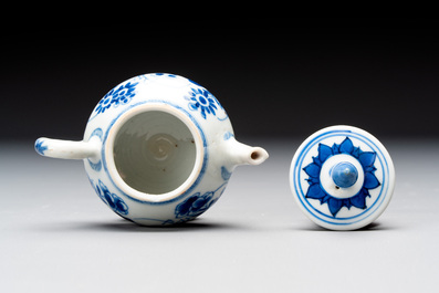 Eight Chinese blue and white cups, 14 saucers and four teapots, Kangxi/Qianlong