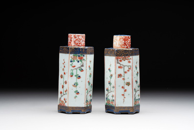 A pair of Chinese famille verte hexagonal tea caddies and covers with floral design, Kangxi