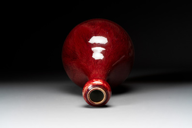 A Chinese flamb&eacute;-glazed garlic-mouth vase, Qianlong mark, 19/20th C.