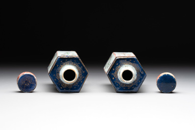 A pair of Chinese famille verte hexagonal tea caddies and covers with floral design, Kangxi