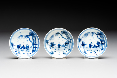 Eight Chinese blue and white cups, 14 saucers and four teapots, Kangxi/Qianlong