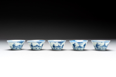 Eight Chinese blue and white cups, 14 saucers and four teapots, Kangxi/Qianlong