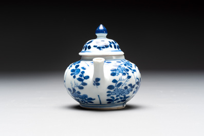 Eight Chinese blue and white cups, 14 saucers and four teapots, Kangxi/Qianlong