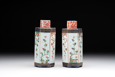 A pair of Chinese famille verte hexagonal tea caddies and covers with floral design, Kangxi