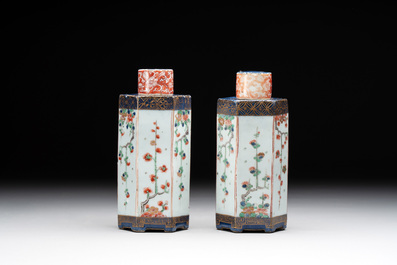 A pair of Chinese famille verte hexagonal tea caddies and covers with floral design, Kangxi