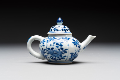 Eight Chinese blue and white cups, 14 saucers and four teapots, Kangxi/Qianlong
