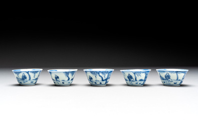 Eight Chinese blue and white cups, 14 saucers and four teapots, Kangxi/Qianlong