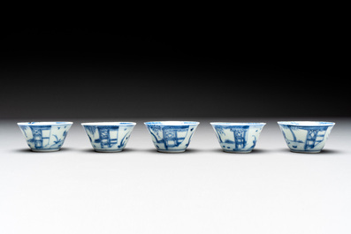 Eight Chinese blue and white cups, 14 saucers and four teapots, Kangxi/Qianlong