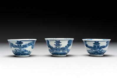 Eight Chinese blue and white cups, 14 saucers and four teapots, Kangxi/Qianlong