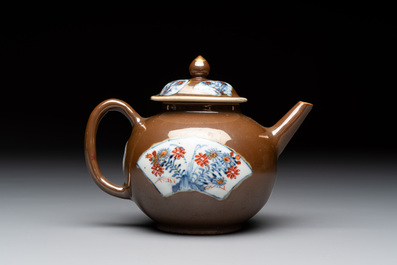 A collection of nine Chinese blue, white and famille rose wares, 18/19th C.