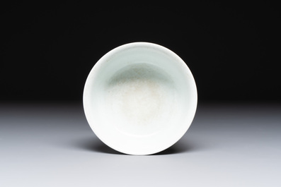A Chinese white-glazed 'anhua' 'chilong' bowl on gilt bronze stand, 18/19th C.