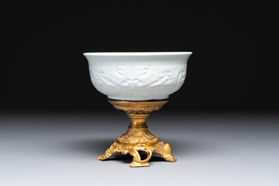A Chinese white-glazed 'anhua' 'chilong' bowl on gilt bronze stand, 18/19th C.