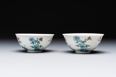A pair of Chinese doucai bowls with floral design, Yu Qing Tang 玉慶堂製 mark, 19th C.