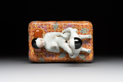 A Chinese famille rose 'erotic' group, You Lin Ji Zao 游林記造 mark, 20th C.
