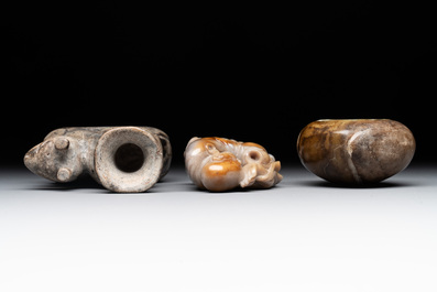 A varied collection of 11 Chinese jade and soapstone carvings, 19/20th C.