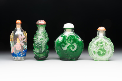 A collection of 14 Peking glass snuff bottles, 19/20th C.