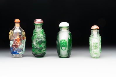 A collection of 14 Peking glass snuff bottles, 19/20th C.