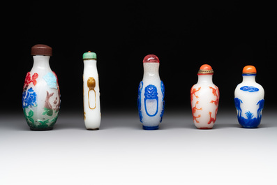 A collection of 14 Peking glass snuff bottles, 19/20th C.