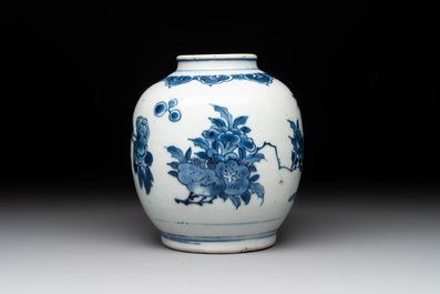 A Chinese blue and white 'dragon' plate and a 'floral' jarlet, Yongzheng mark, 17/18th C.