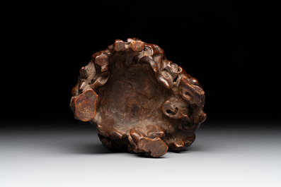 A Chinese agarwood carving of a miniature table with antiquities, 18/19th C.