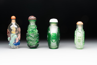 A collection of 14 Peking glass snuff bottles, 19/20th C.