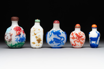 A collection of 14 Peking glass snuff bottles, 19/20th C.