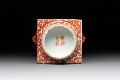 A Chinese famille rose 'cong' vase on wooden stand, Shen De Tang 慎德堂 mark, 20th C.