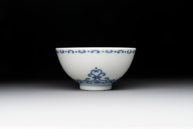 A Chinese blue and white cup with floral design, Yongzheng mark, 20th C.